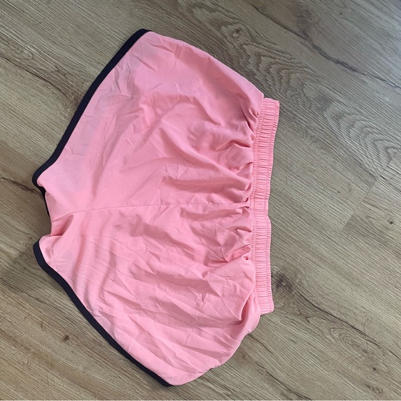 ALO Yoga Ivy League Dolphin Short - size S, color: strawberry lemonade/black - Picture 6 of 6